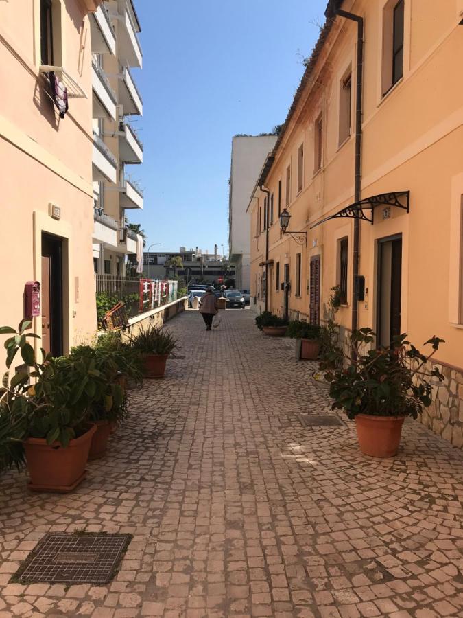 B E B Riviera Di Levante Terracina Bagian luar foto