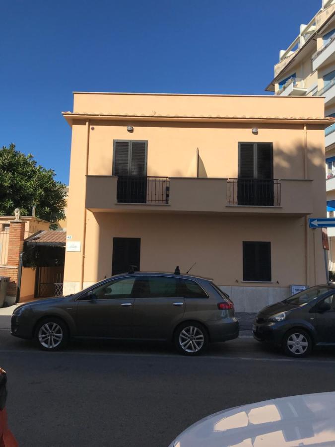 B E B Riviera Di Levante Terracina Bagian luar foto
